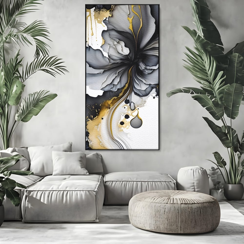 Tablou canvas cu tablou abstract cu floare neagra si accente aurii, in rama de aluminiu negru, pe perete intr-un living